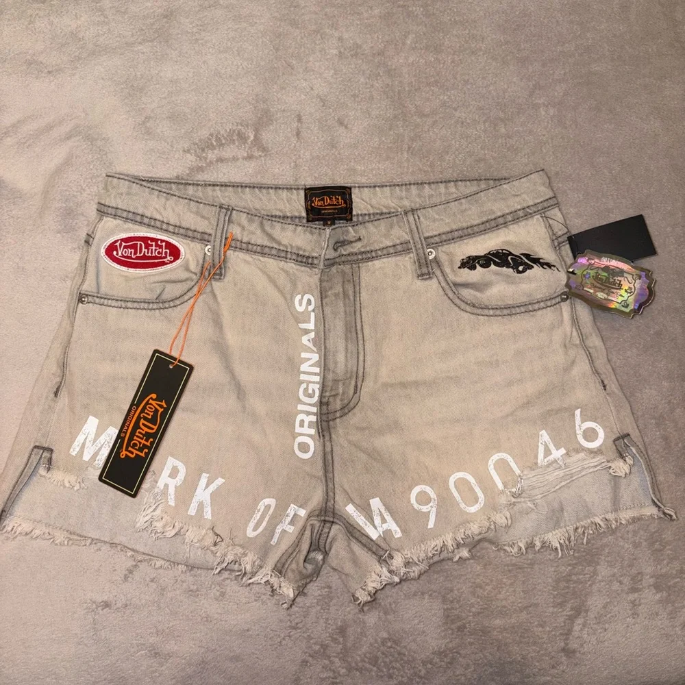 Von Dutch Beige Jean Shorts with Red Logo - Picture 3 of 3